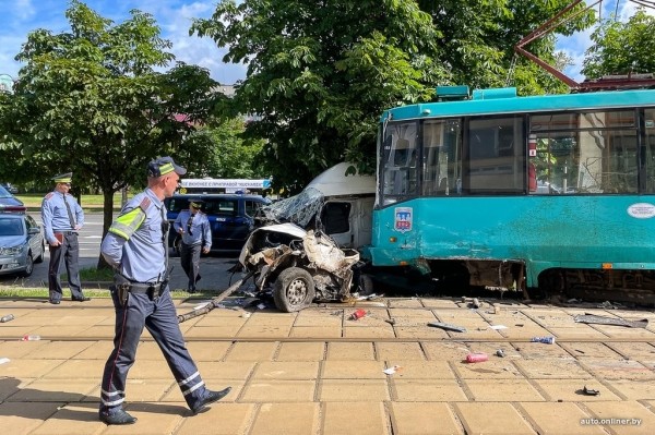 В Минске грузовой бус попал под трамвай, водитель умер В Минске грузовой бус попал под трамвай, водитель умер