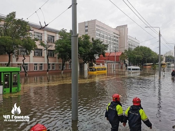 Сильный дождь затопил Гомель. Людей из воды доставали спасатели на лодках