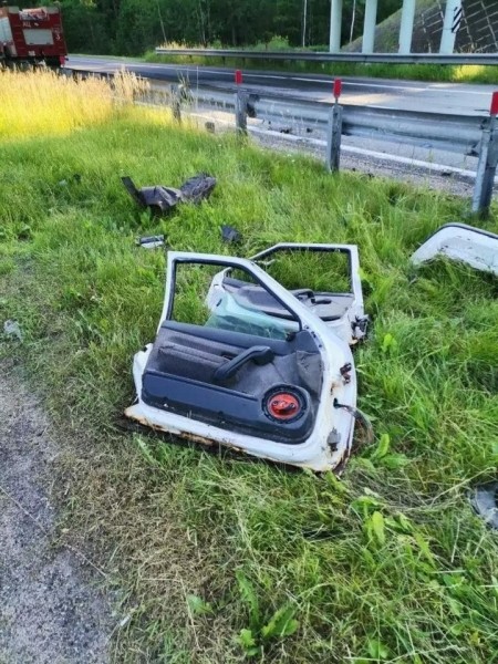 На М1 легковушка врезалась в ограждение разделительной полосы