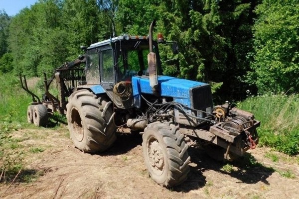 Обиженный пенсионер насыпал наждачной пыли в двигатель чужого трактора, что вывело тот из строя