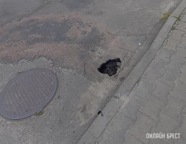 
                Читатель: Будьте аккуратны! В Бресте на наб. Франциска Скорины проваливает асфальт
            