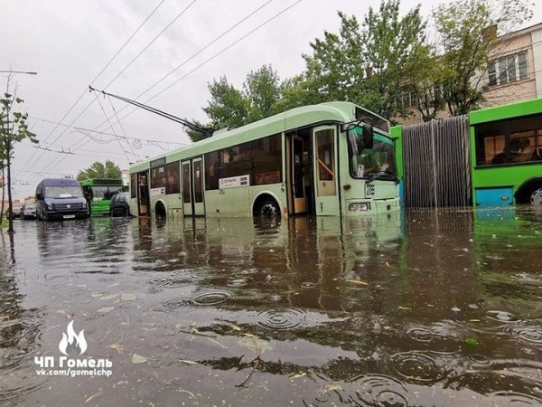 Сильный дождь затопил Гомель. Людей из воды доставали спасатели на лодках