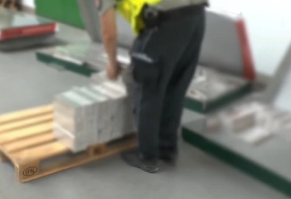 Больше суток ушло у польских таможенников, чтобы посчитать контрабандные сигареты. Водителю грозит лишение свободы на 10 лет