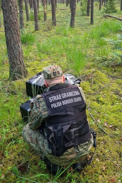 Польские пограничники наблюдали за дроном из Беларуcи, пока он не приземлился в 2-х км от границы. Нашли сигареты на 15,7 тыс $ Польские пограничники наблюдали за дроном из Беларуcи, пока он не приземлился в 2-х км от границы. Нашли сигареты на 15,7 тыс $