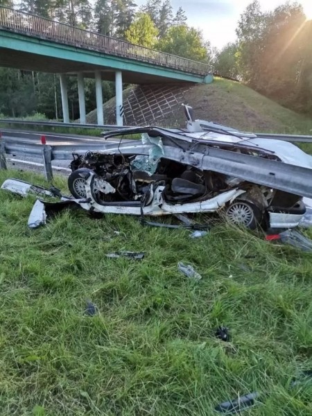 На М1 легковушка врезалась в ограждение разделительной полосы