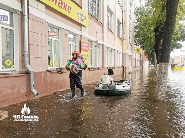 Сильный дождь затопил Гомель. Людей из воды доставали спасатели на лодках