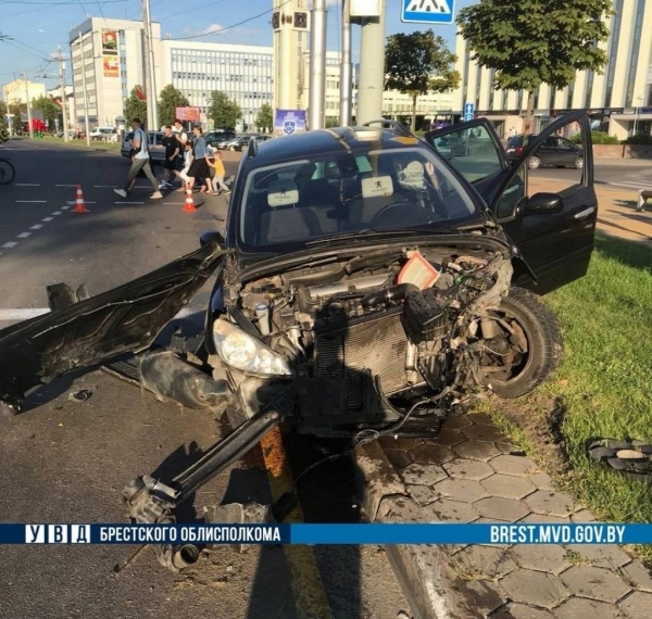 Стали известны подробности жесткого ДТП в центре Бреста. Кто был за рулём?