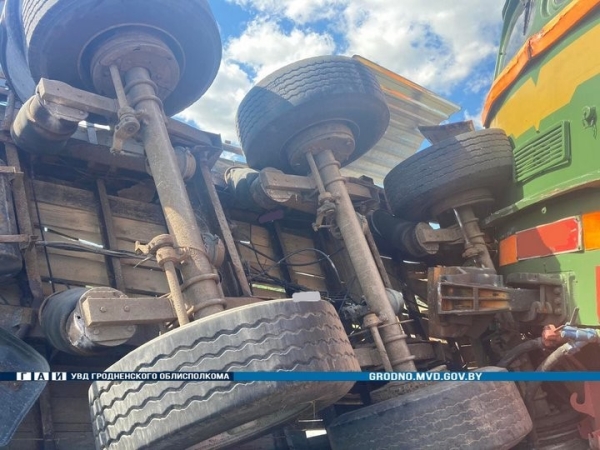 В Беларуси водитель КАМАЗа не заметил поезд В Беларуси водитель КАМАЗа не заметил поезд