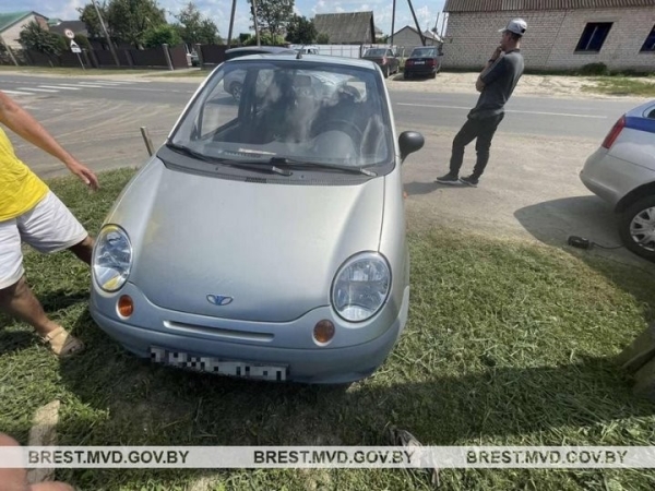 В Березе велосипедистка поворачивала налево - и попала под автомобиль В Березе велосипедистка поворачивала налево - и попала под автомобиль