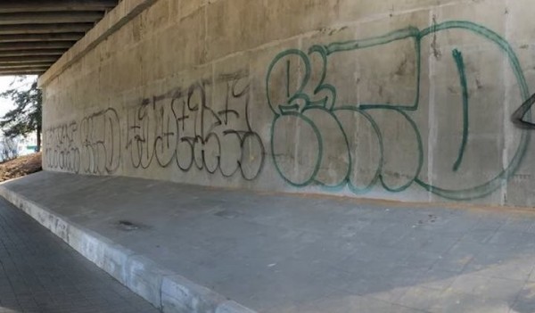 В Беларуси парни исписали путепровод. Итог — злостное хулиганство и взыскание 60 тыс. рублей В Беларуси парни исписали путепровод. Итог — злостное хулиганство и взыскание 60 тыс. рублей