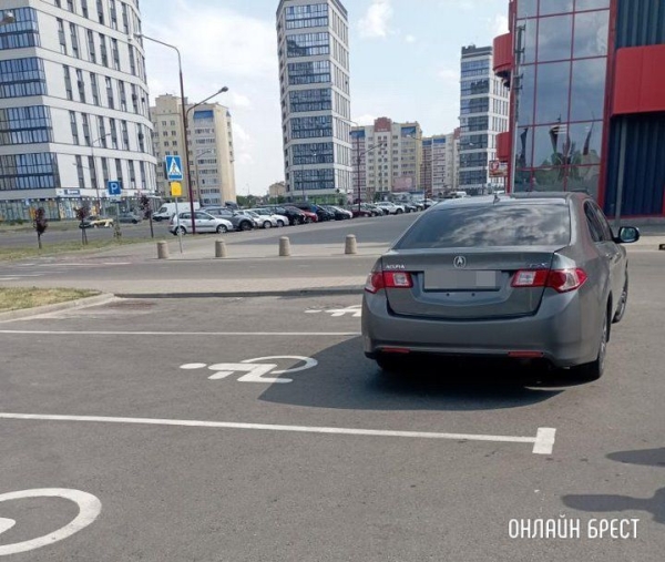 Читатель: «Гениально!» Новый уровень парковки в Бресте
             
                Читатель: «Гениально!» Новый уровень парковки в Бресте