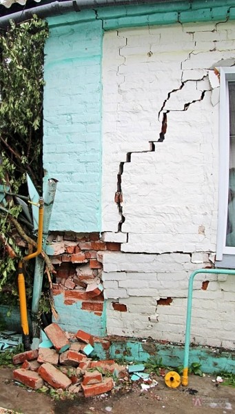 Разрушенный фасад, перебитый газопровод. В Гомельской области трактор въехал в частный дом