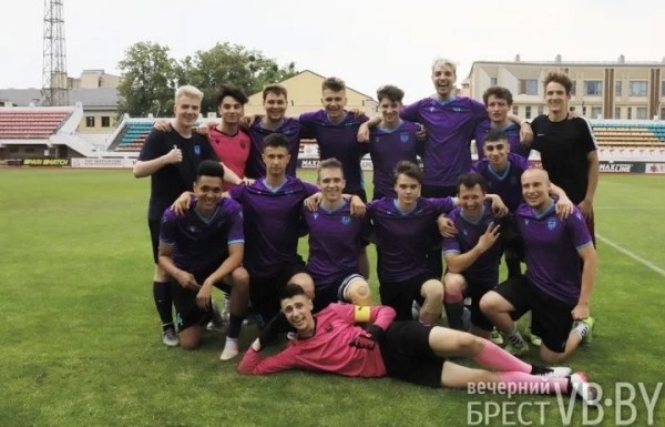 Ветераны брестского «Динамо» сыграли с командой блогеров и тиктокеров. И проиграли Ветераны брестского «Динамо» сыграли с командой блогеров и тиктокеров. И проиграли