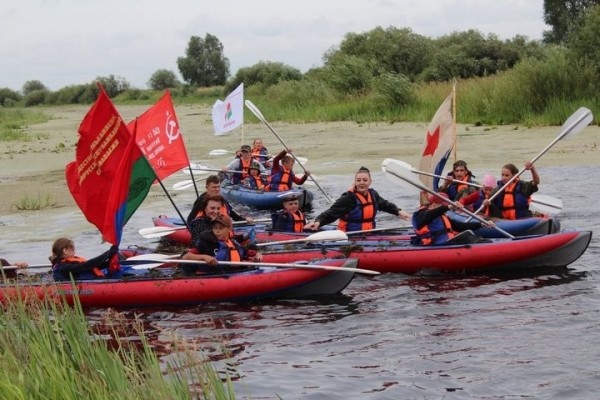 Пинские школьники почтили память моряков бронекатера БК-154 водным походом