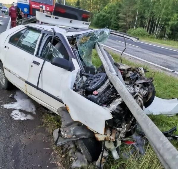 На М1 легковушка врезалась в ограждение разделительной полосы