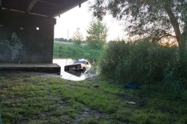 В Беларуси рыбак не смог выбраться из скатившегося в реку автомобиля В Беларуси рыбак не смог выбраться из скатившегося в реку автомобиля