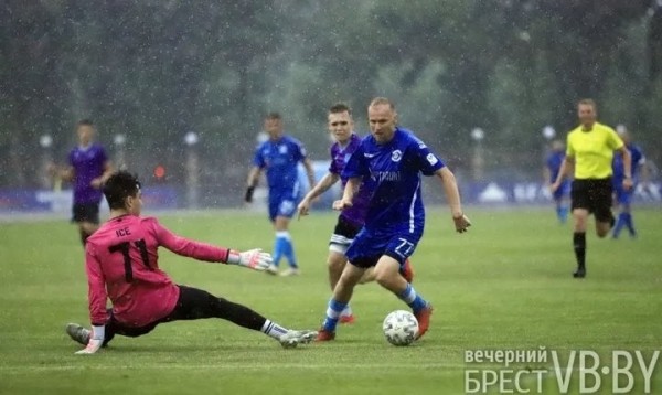 Ветераны брестского «Динамо» сыграли с командой блогеров и тиктокеров. И проиграли Ветераны брестского «Динамо» сыграли с командой блогеров и тиктокеров. И проиграли