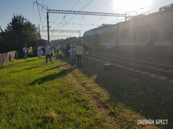 Поезд врезался в легковушку в Брестской области. Стали известны подробности Поезд врезался в легковушку в Брестской области. Стали известны подробности