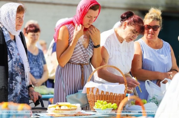 Православные верующие в Бресте празднуют Яблочный Спас