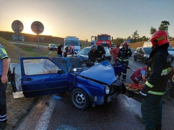 Пока водитель BMW на обочине оформлял европротокол, в него влетел VW. Подробности аварии на М4