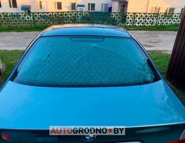 Мужчина проехал по дороге, где не был укатан гравий. Результат на фото