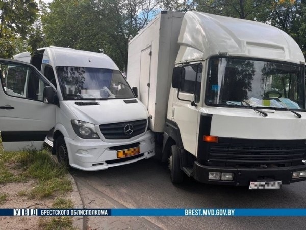 В Бресте грузовик «подрезал» маршрутку