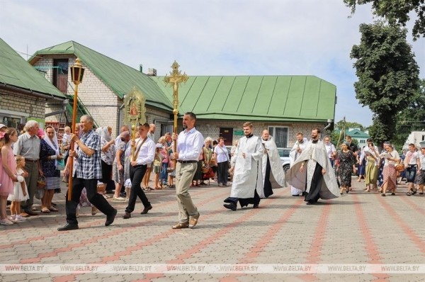 Православные верующие в Бресте празднуют Яблочный Спас
