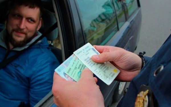 Как поменять права и какой штраф можно получить за езду с просроченным водительским удостоверением Как поменять права и какой штраф можно получить за езду с просроченным водительским удостоверением