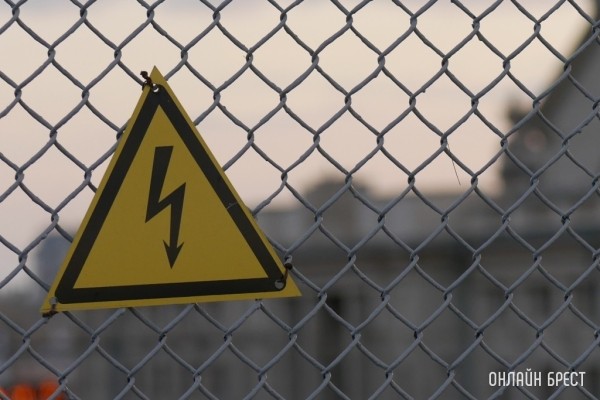 Ребенка ударило током от оборванного провода в Каменецком районе Ребенка ударило током от оборванного провода в Каменецком районе