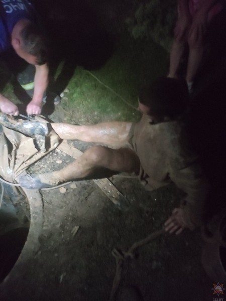 В Беларуси мужчина провалился в колодец и застрял в илистом дне В Беларуси мужчина провалился в колодец и застрял в илистом дне