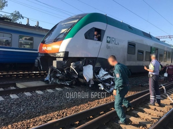 Поезд врезался в легковушку в Брестской области. Стали известны подробности Поезд врезался в легковушку в Брестской области. Стали известны подробности