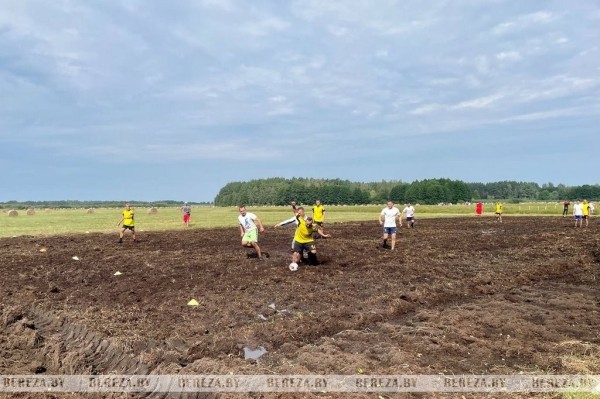 Футбол на болоте в Брестской области. Фоторепортаж