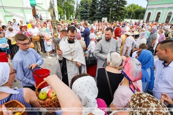 Православные верующие в Бресте празднуют Яблочный Спас