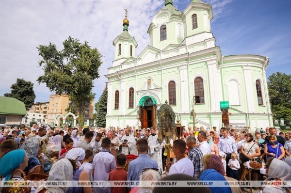 Православные верующие в Бресте празднуют Яблочный Спас
