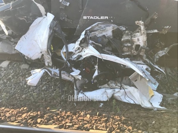 Поезд врезался в легковушку в Брестской области. Стали известны подробности Поезд врезался в легковушку в Брестской области. Стали известны подробности