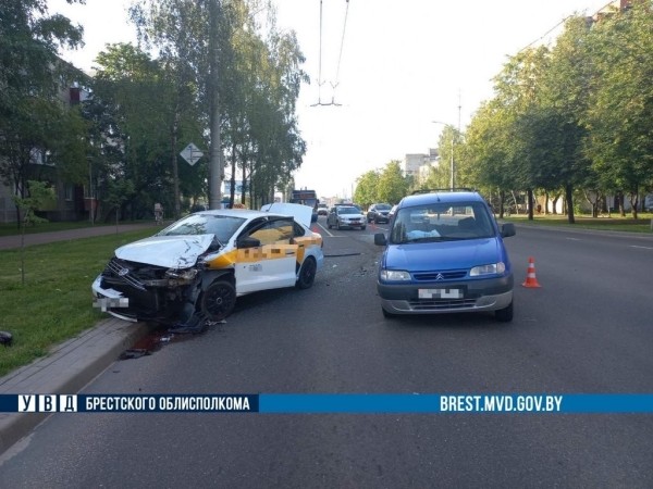 В Бресте таксист врезался в автомобиль. Кто виноват? В Бресте таксист врезался в автомобиль. Кто виноват?