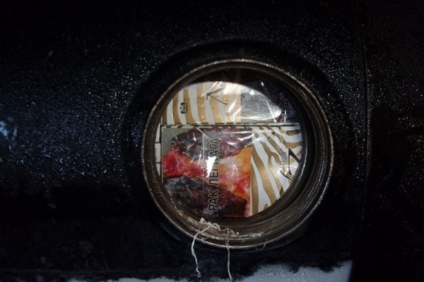 Водитель VW Touran хотел провезти в газовых баллонах сигареты на 5800 евро, но не получилось