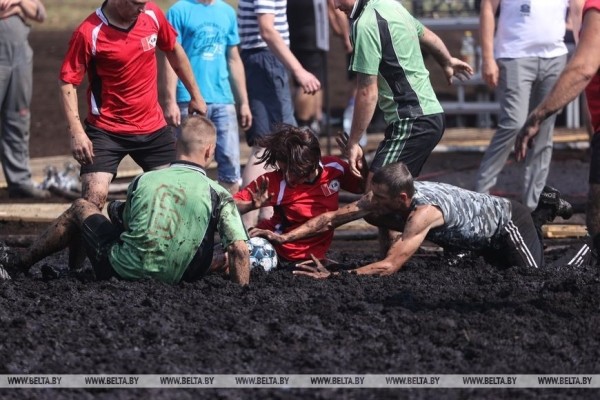 Смотрите, как в Беларуси играют в болотный футбол