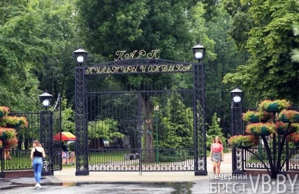 В Бресте на входе в Парк культуры и отдыха со стороны улицы Леваневского установили новую арку