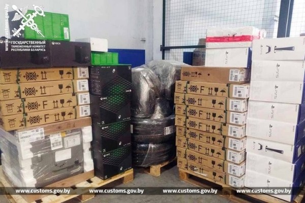 В остановленном на М1 «Мерседесе» обнаружили партию товара, ввезенного в Беларусь «поштучно»