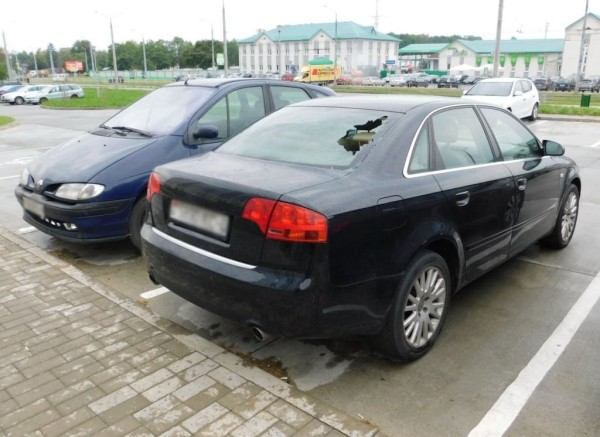 Белорус поленился отнести бутылку в мусорное ведро и выбросил ее в окно. Итог – припаркованный под окнами автомобиль разбит