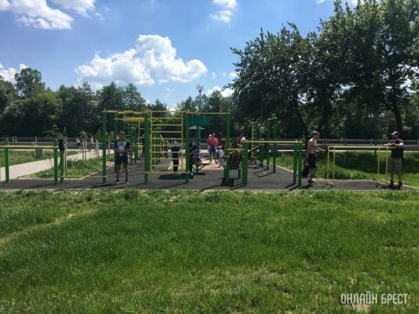 Площадку с уличными тренажерами обустраивают в Каменце Площадку с уличными тренажерами обустраивают в Каменце