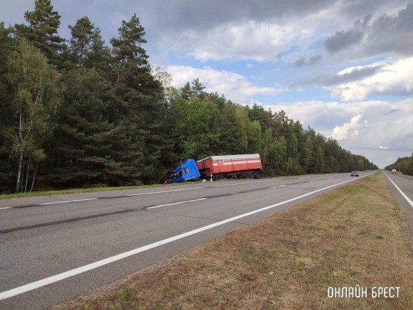 
                Очевидец: В Брестской области на М1 произошло серьёзное ДТП
            