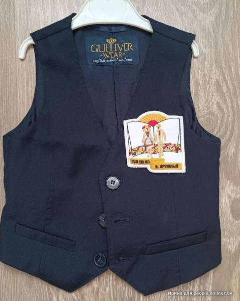 Пришили эмблему размером с половину первоклассника... А какие у вас знаки отличия?