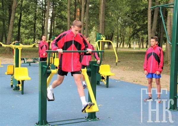 В Каменце открыли площадку с уличными тренажерами В Каменце открыли площадку с уличными тренажерами