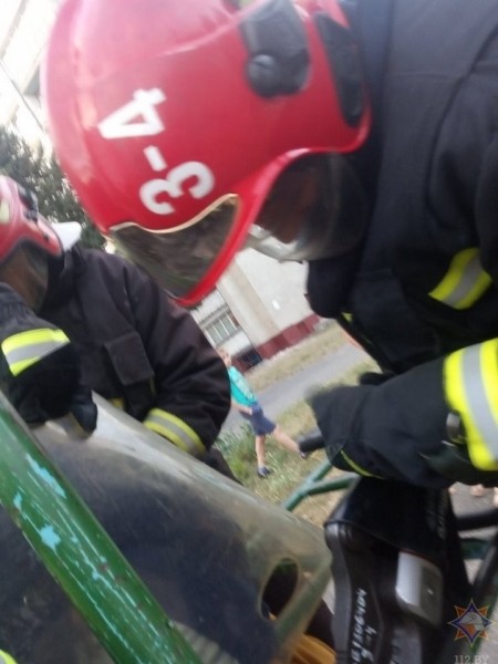В Брестской области девочка застряла между металлическими прутьями на детской площадке В Брестской области девочка застряла между металлическими прутьями на детской площадке