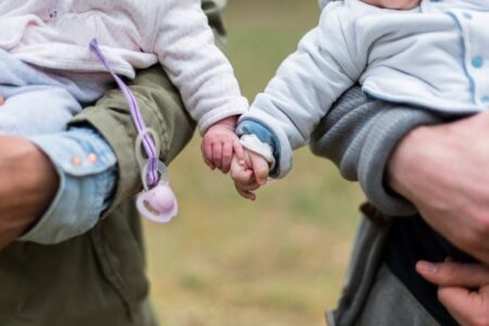 Что происходит с пособием на ребенка до трех лет, когда он выезжает за границу?
