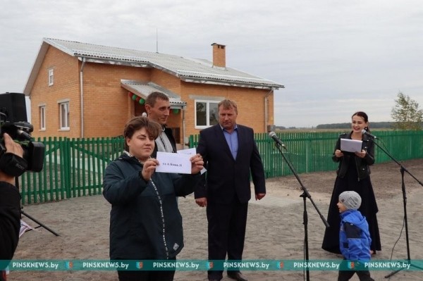 В Брестской области в агрогородке Лопатино новоселам вручили ключи от новых домов