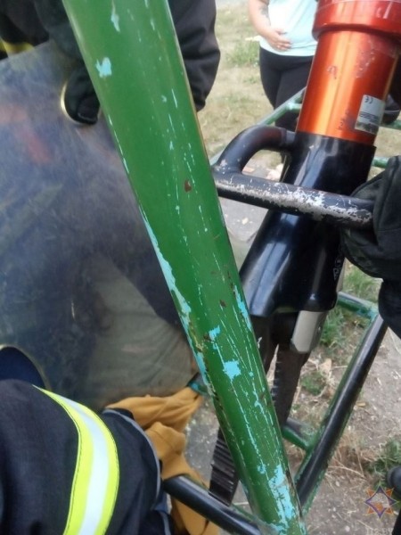 В Брестской области девочка застряла между металлическими прутьями на детской площадке В Брестской области девочка застряла между металлическими прутьями на детской площадке