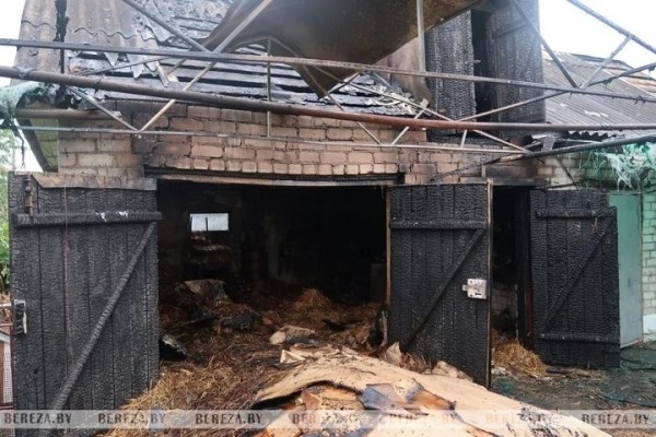 В Березе горели гараж и автомобиль В Березе горели гараж и автомобиль
